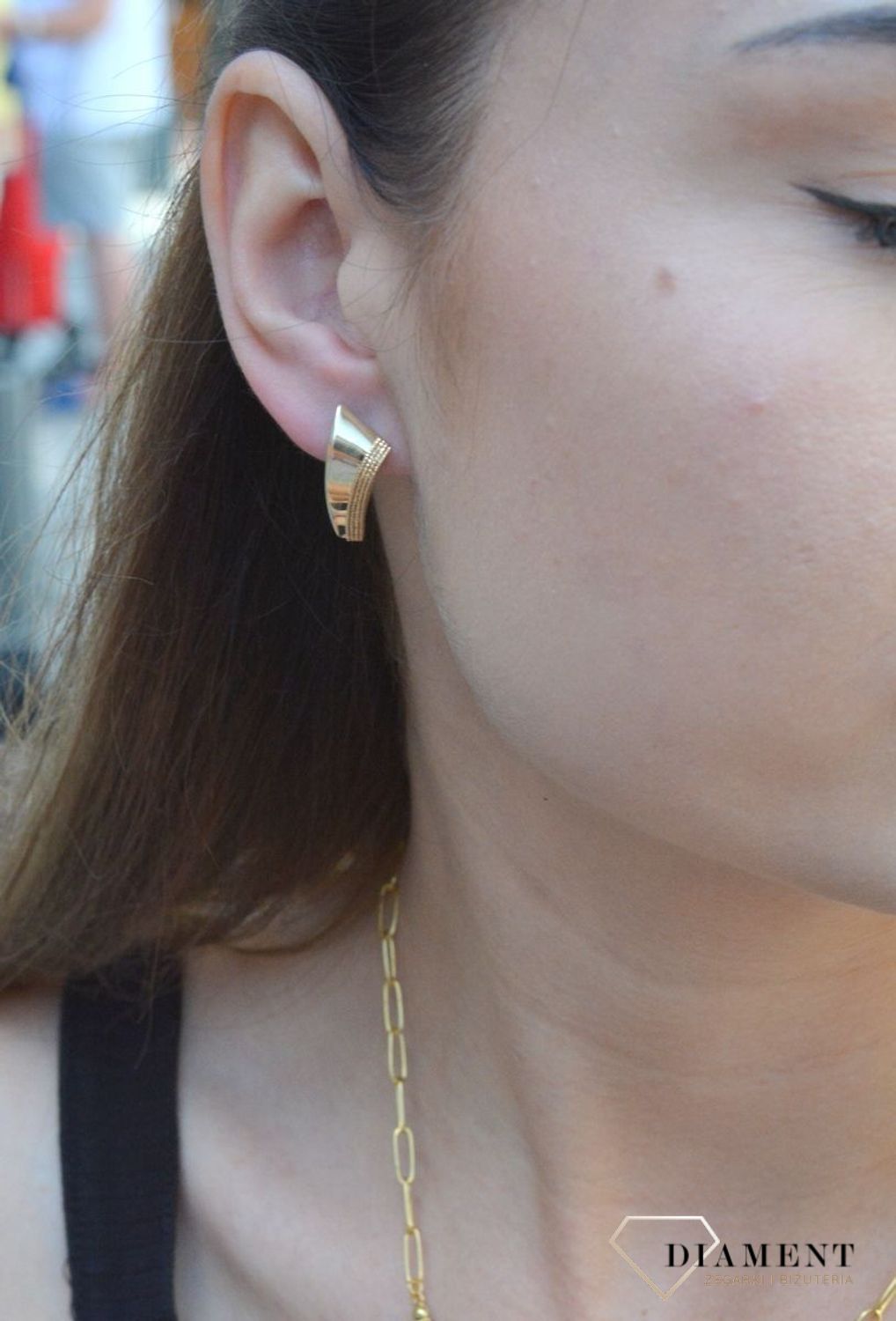 Złote kolczyki pr 333 grawerowane brzegi KL 2846 333. Eleganckie, zdobione złote kolczyki w formie blaszek z grawerowanym brzegiem wykonane ze złota próby 333. Waga około 2,20 gram. Ich kształt jest uniwers.jpg